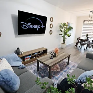 Beautiful With 4 King Beds,airport,disney+ Holiday home Edmonton